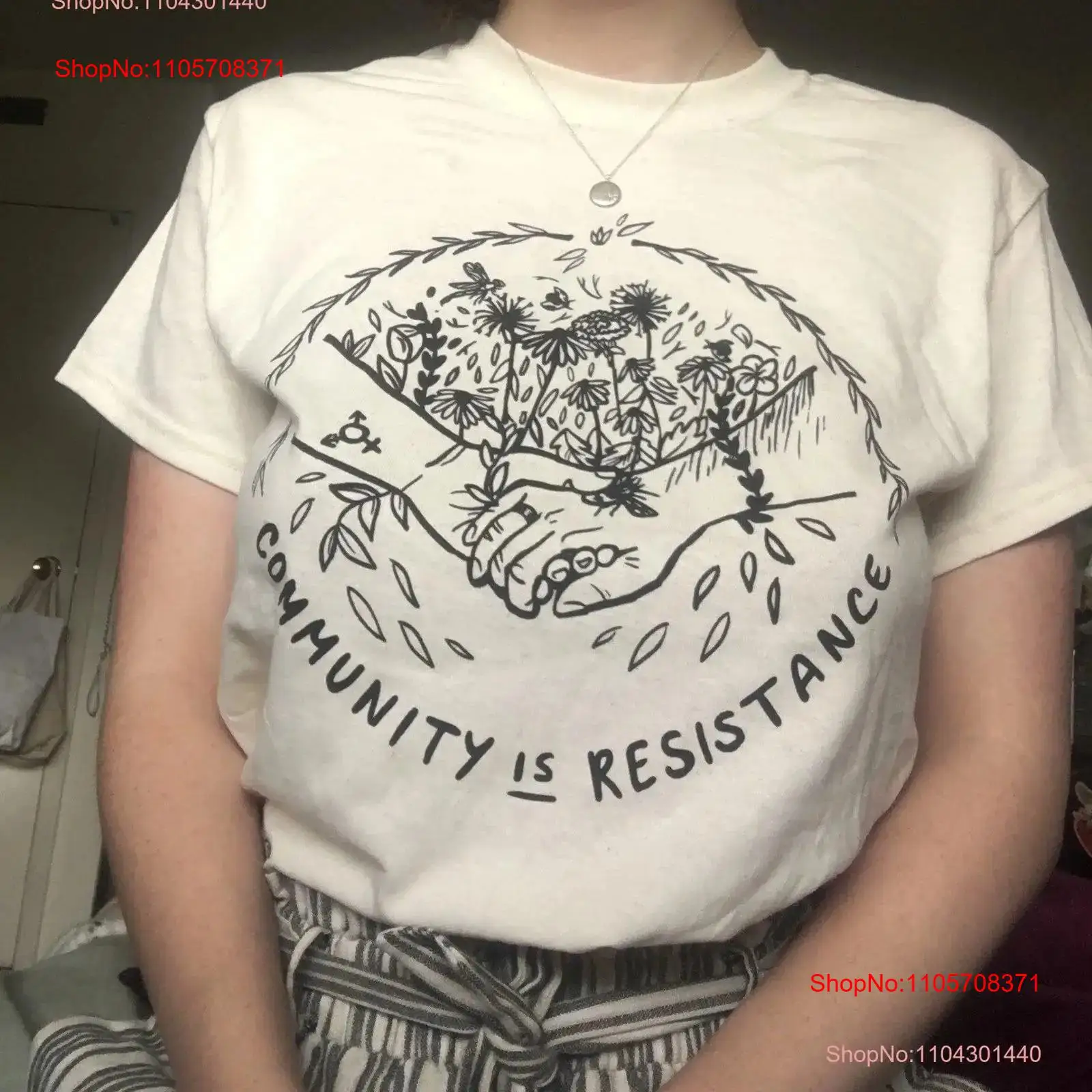 Vintage Fashion Community - T-shirt unisexe « Community is Resistance