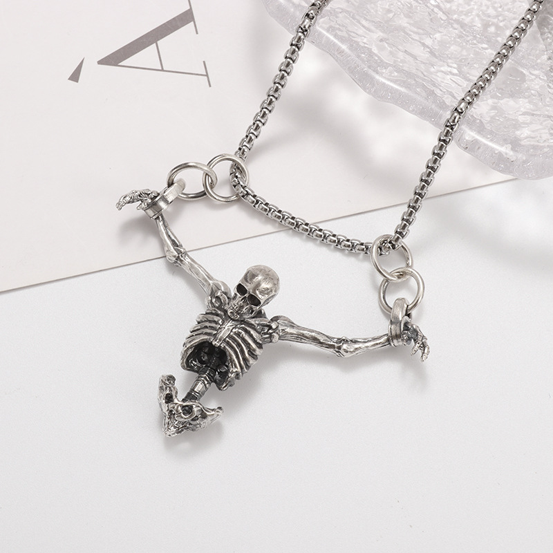 Collier pendentif tête de mort - Quirky Vintage Fashion avis et prix